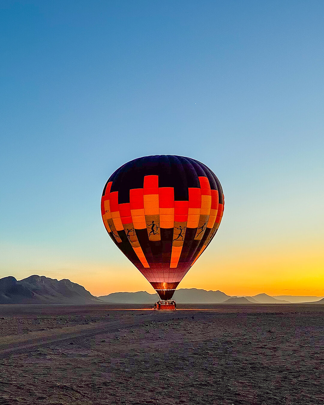 Globo aerostático al amanecer en el desierto del Namib, Namibia, durante un viaje de luna de miel en África.