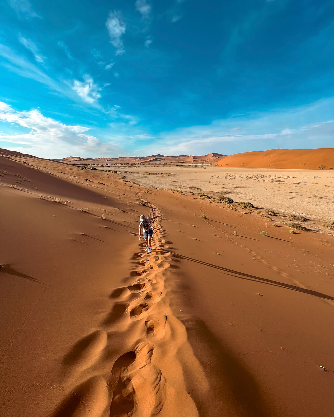 Persona caminando por las dunas del desierto del Namib durante un viaje a medida por Namibia.