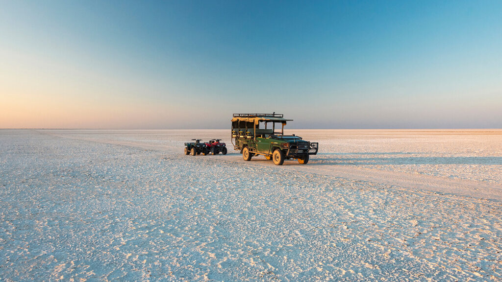 Vehículo de safari sobre los salares de Makgadikgadi en Botswana.