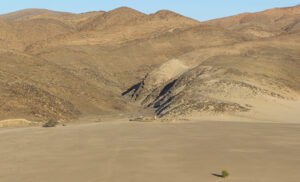 Paisaje árido de Kaokoland en Puros Conservancy, Namibia